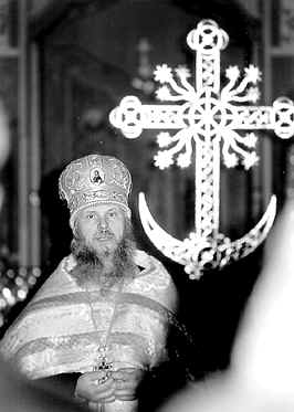 Настоятель обители протоиерей Владимир Чувикин у освященного креста Никольской часовни