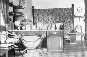 Кабинет П.Н.Трубецкого в Узком. На заднем плане диван, на котором скончался В.С.Соловьев. Фото 1909 г.