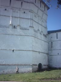 Стены монастырской крепости
